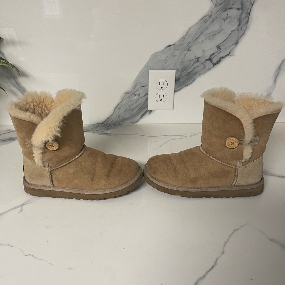 Tan UGGS  size 4